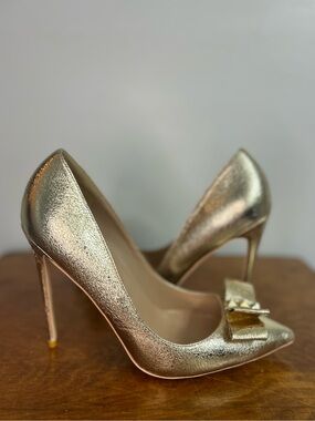 Gold Metallic Pointed-Toe High Heels with Bow Accent size 11